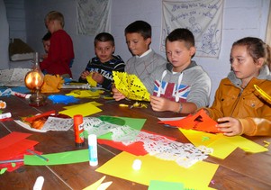 Dzieci wycinające ozdoby z papieru